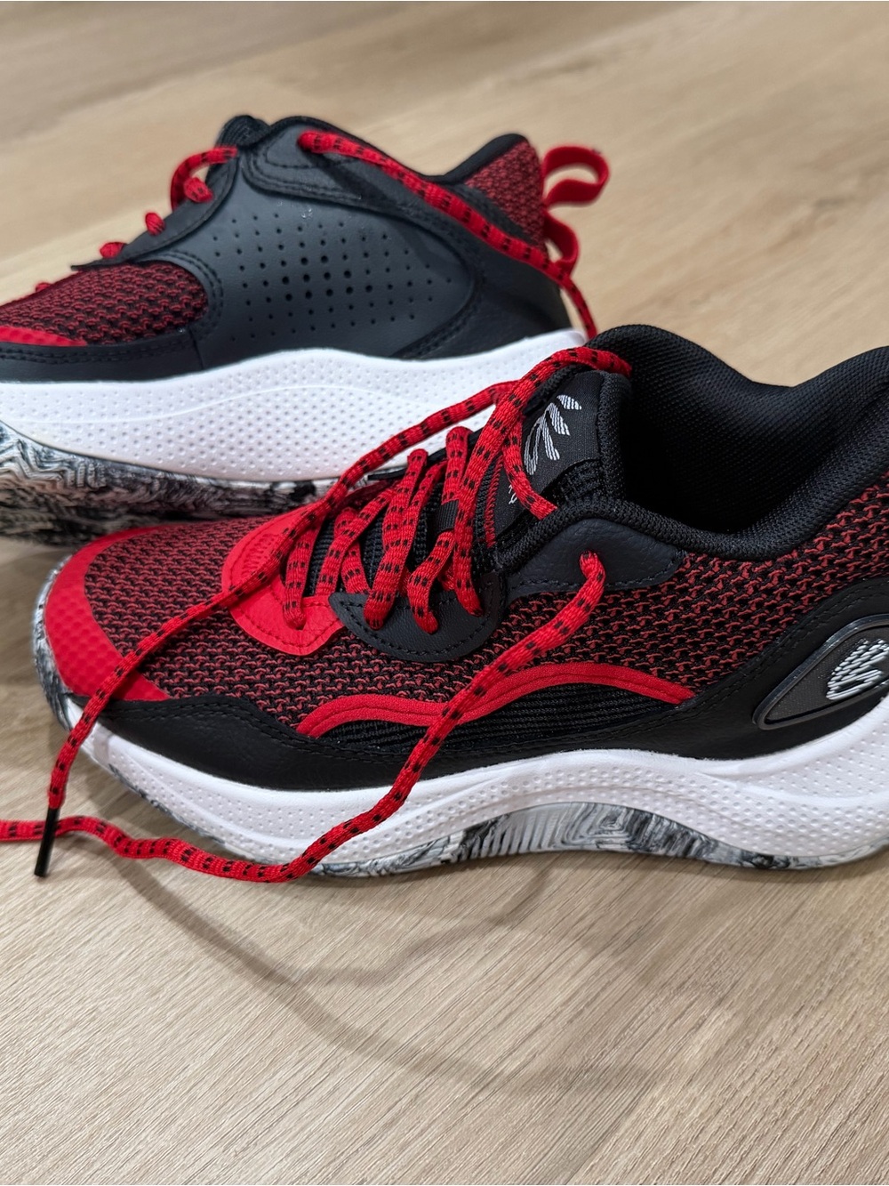 Under Armour- Steph Curry- boys sneakers in Red and Black with Marbled Sole